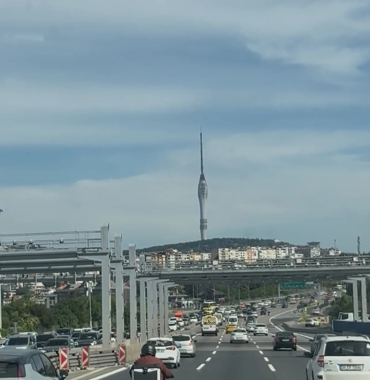 İstanbul Ufkundaki O İkonik Kule Ne? (Çamlıca Kulesi ve Boğaziçi'nin Dönüşümü)
